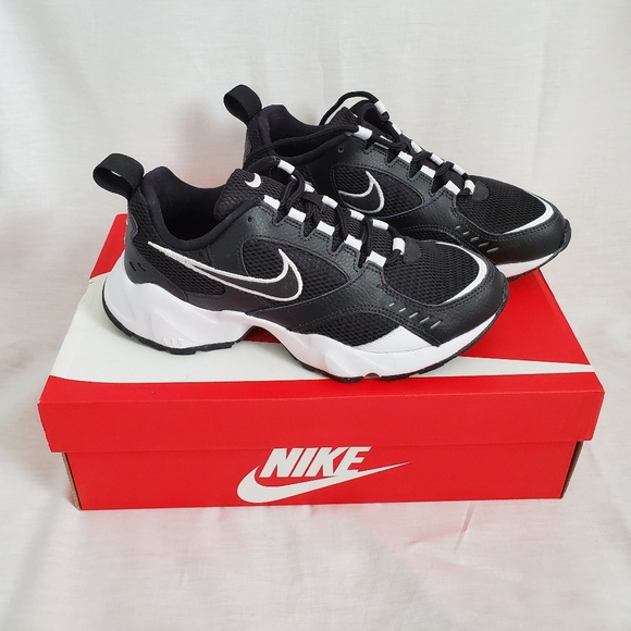 nike womens walking shoes black